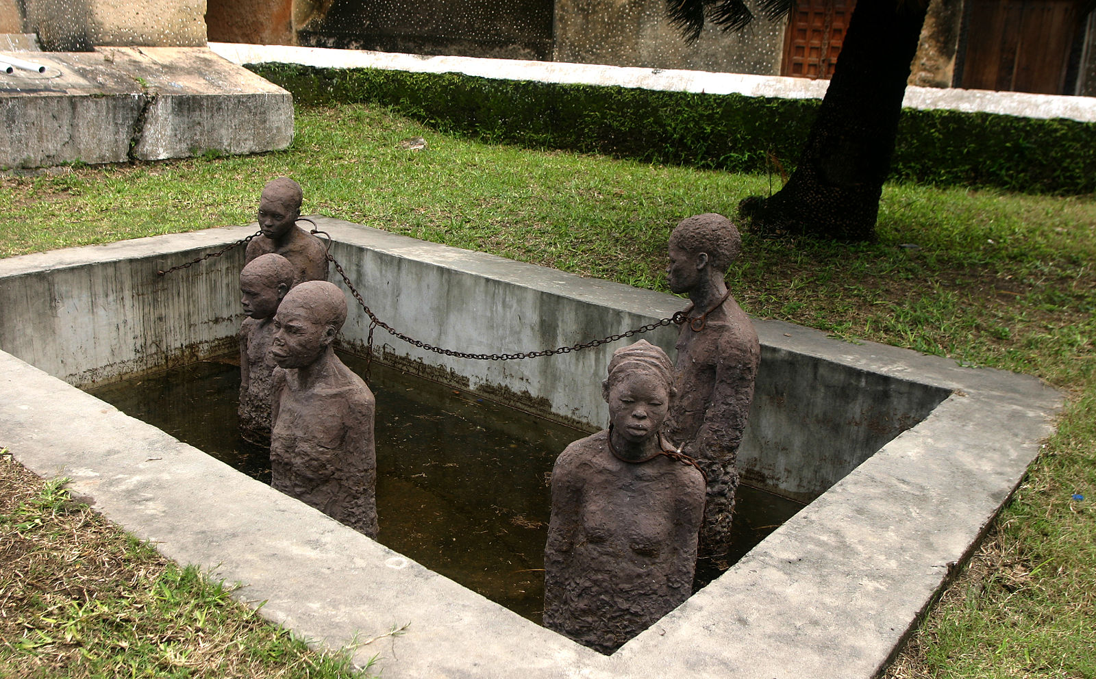 Memory for the Slaves by stone sculptor Clara Sörnäs